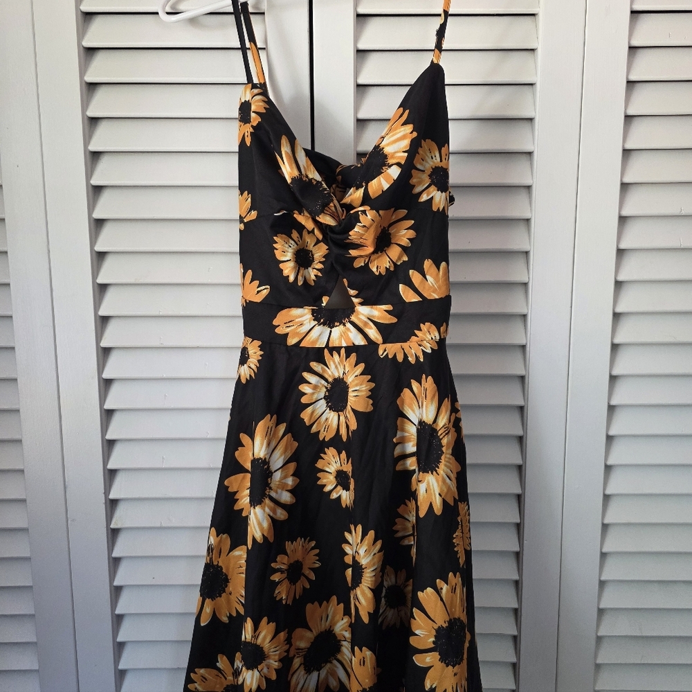 Sunflower Print Dress, Size Small 🌻🌻 - Picture 4 of 9